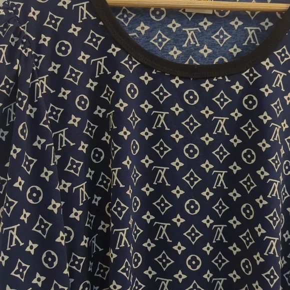 Women's 3/4 sleeve Top - Picture 2 of 5